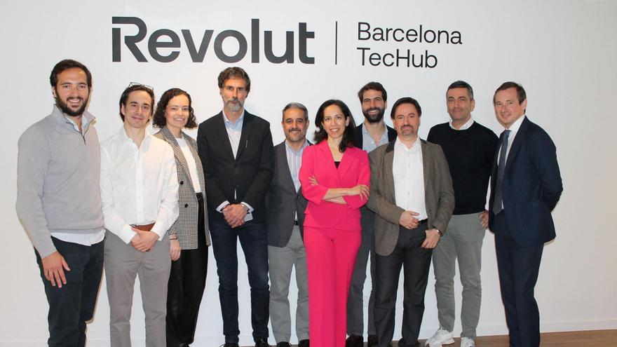 Varios responsables de Revolut junto a la directora general del Tesoro, Carla Díaz Álvarez o el director general de Barcelona Activa Lorenzo Di Pietro