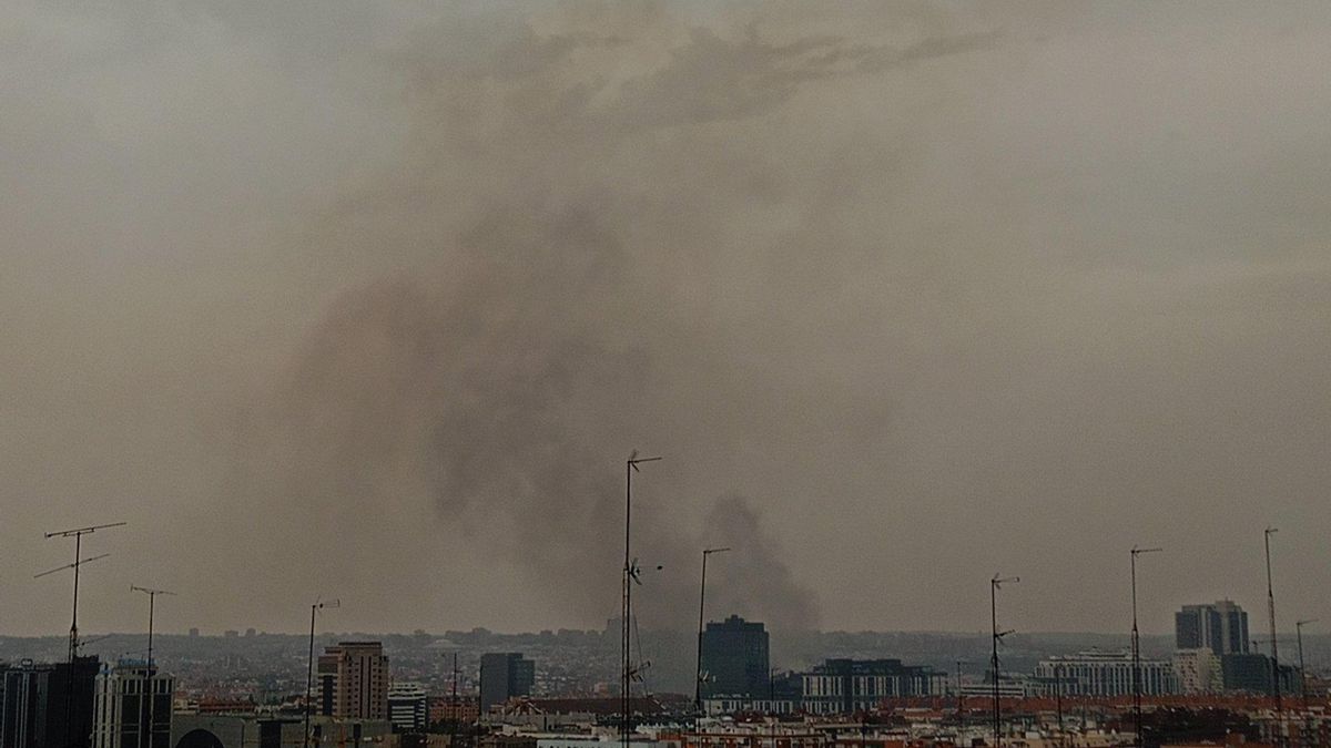 Un incendio en un descampado en Delicias provoca una gran columna de humo sobre Madrid