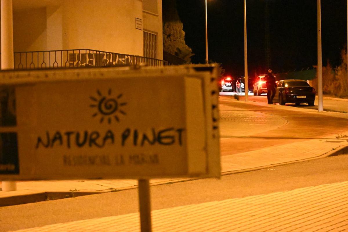 Alarma en una urbanización de La Marina en Elche por el hallazgo de dos hombres muertos