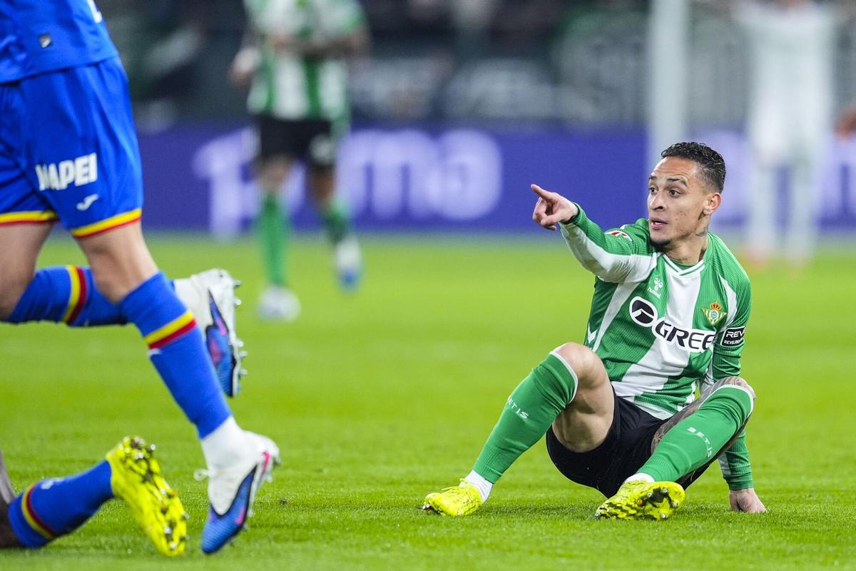 Antony Dos Santos of Real Betis gestures during the Spanish league, LaLiga EA Sports, football match played between Real Betis and Getafe CF at La Cartuja stadium on December 21, 2025, in Sevilla, Spain. AFP7 21/12/2025 ONLY FOR USE IN SPAIN. Joaquin Corchero / AFP7 / Europa Press;2025;SPORT;ZSPORT;SOCCER;ZSOCCER;Real Betis v Getafe CF - LaLiga EA Sports;