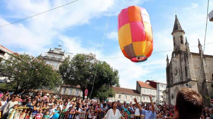 Uno de los siete globos lanzados ayer en un lateral de la Praza de Bugallal, en Ponteareas. // A. Hernández