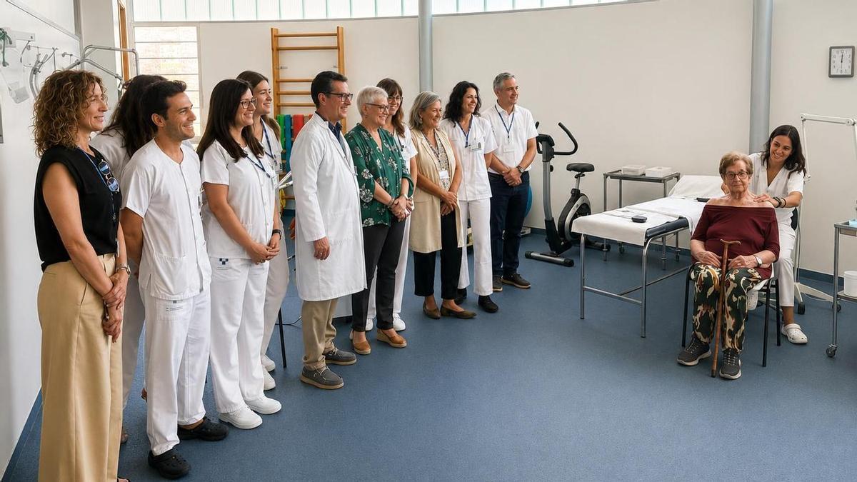 La consejera Concepción Saavedra, de verde, en el centro, y junto a ella, el doctor Miguel Jiménez