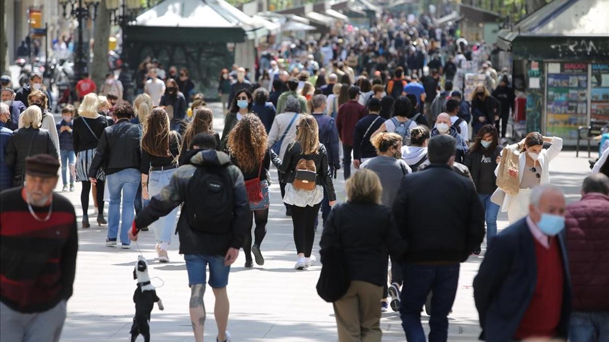 BARCELONA 24 04 2021  Barcelona   Ambiente de post-Sant Jordi  centro lleno de gente comprando  paseando  terrazas vermut  normalidad  En la foto La Rambla de Canaletes llena   FOTO de RICARD CUGAT