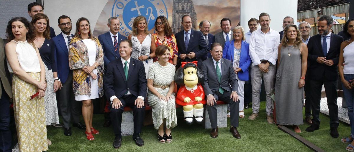 Desde la izquierda, la Banda de Gaitas «Ciudad de Oviedo», en la Feria; Canteli, junto a varios visitantes en la FIDMA; y colas frente a la entrada del stand del Ayuntamiento. | Ángel González