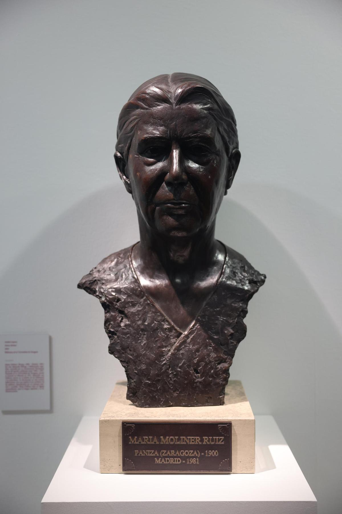 Busto de María Moliner, en la exposición de ''La Universidad de Zaragoza. 550 años de historia&quot; en el Paraninfo.