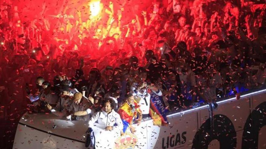 El Real Madrid celebra el título con su afición en Cibeles