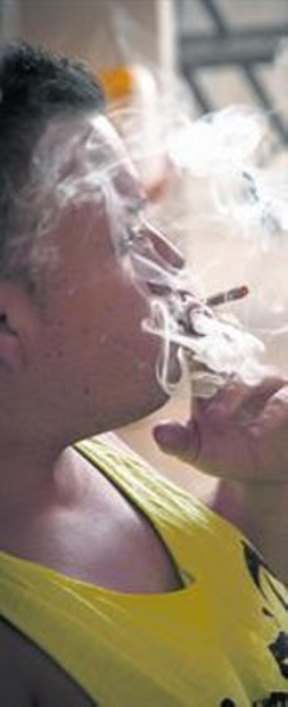 Uso recreativo 8Un socio del club La Maca disfruta de un porro. Uso recreativo 8Un socio del club La Maca disfruta de un porro.