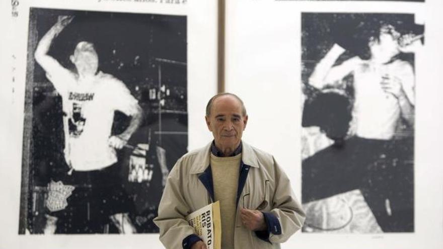 Martínez Guerricabeitia, en 2005, con una de las obras de sus bienales.