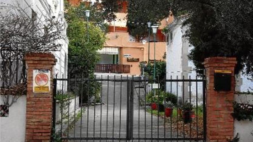 Imatge de la porta d&#039;accés del centre geriàtric Itaca d&#039;Arenys de Mar, on van passar els fets la nit de Nadal.