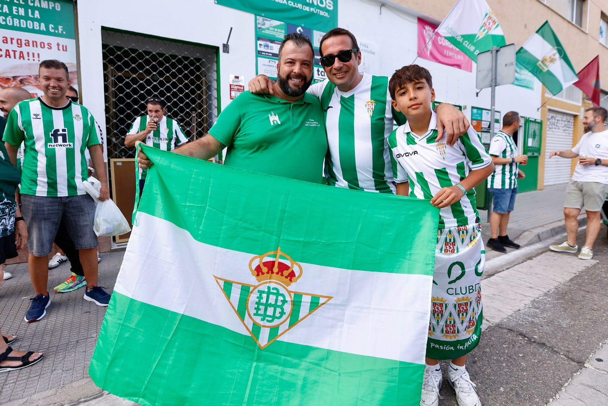 El hermanamiento entre las peñas Las Leyendas del Córdoba CF y la Peña Bética Cultural de Carmona, en imágenes