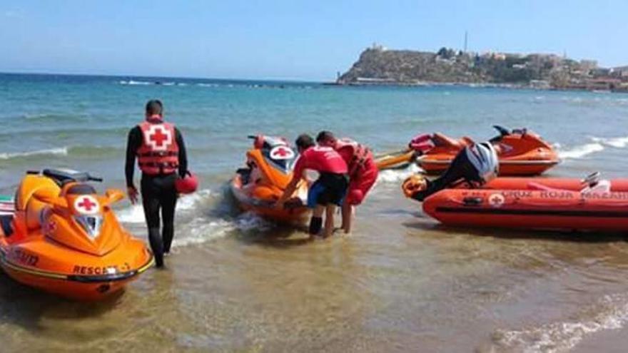 Los socorristas de Cruz Roja trabajan en las playas de Mazarrón.