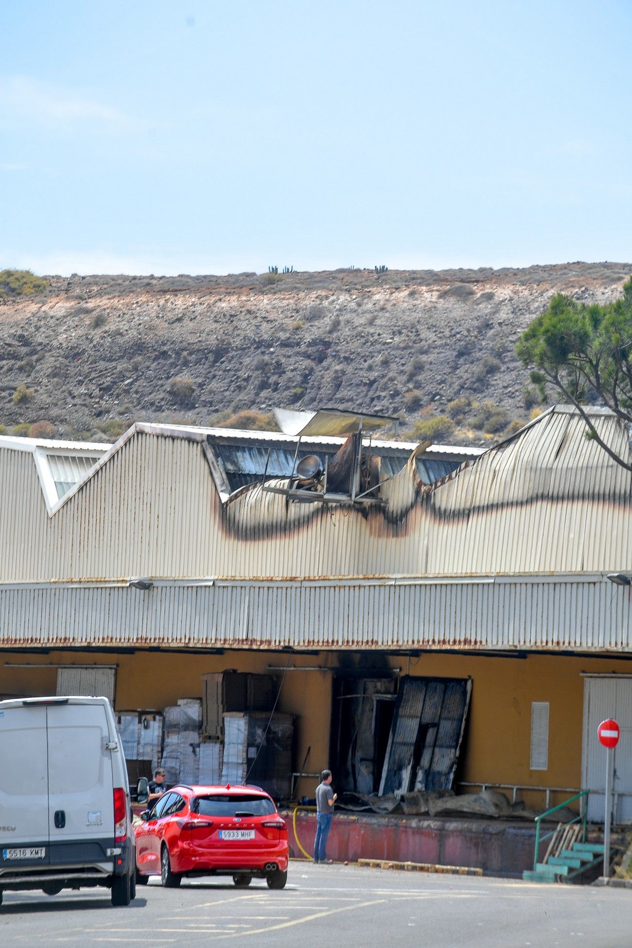 Bomberos de Las Palmas de Gran Canaria controlan el incendio de una nave multiusos en Mercalaspalmas