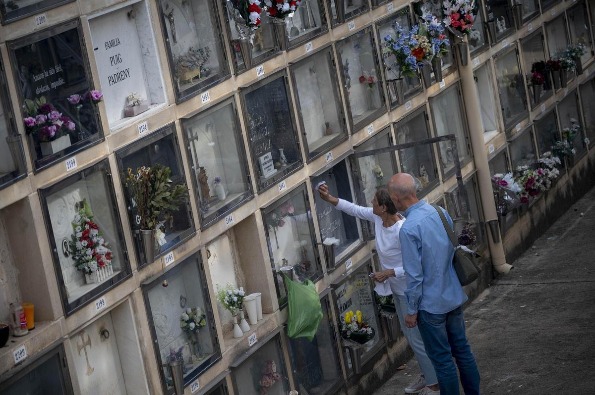 Los cementerios se llenan el 1 de noviembre, día de Todos los Santos 2025, en Barcelona