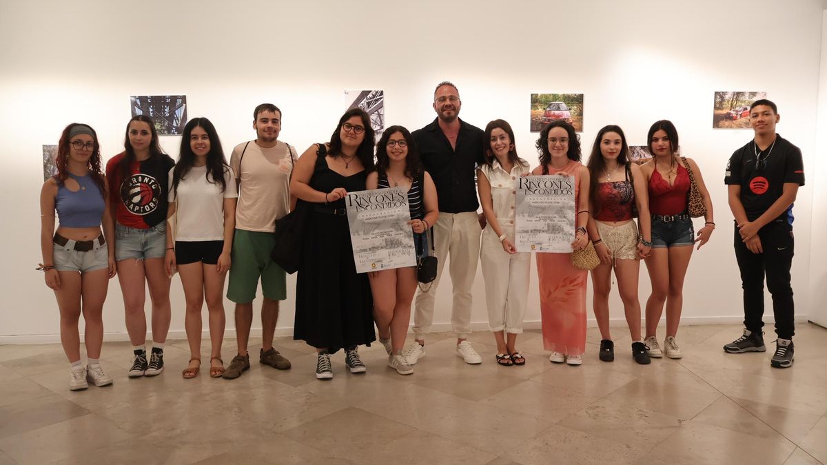 La concejala de Juventud, Sara de la Higurera, junto al profesor y los alumnos del curso de fotografía.