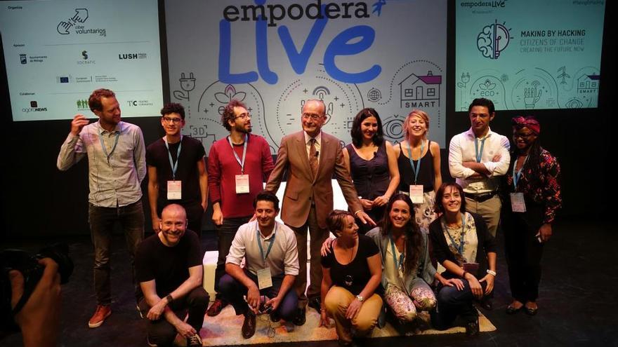 Foto de familia de los participantes en Empodera Live.