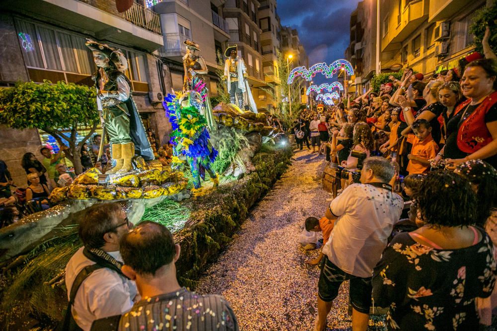 El espectáculo recrea la conquista de la isla de Tortuga con un boato de casi 400 personas, animadas danzas y guiños a la historia