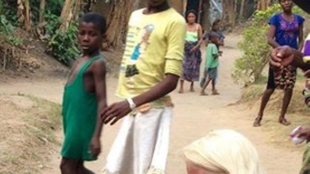 Una activista danesa da de beber a un niño de dos años en Nigeria acusado de brujo