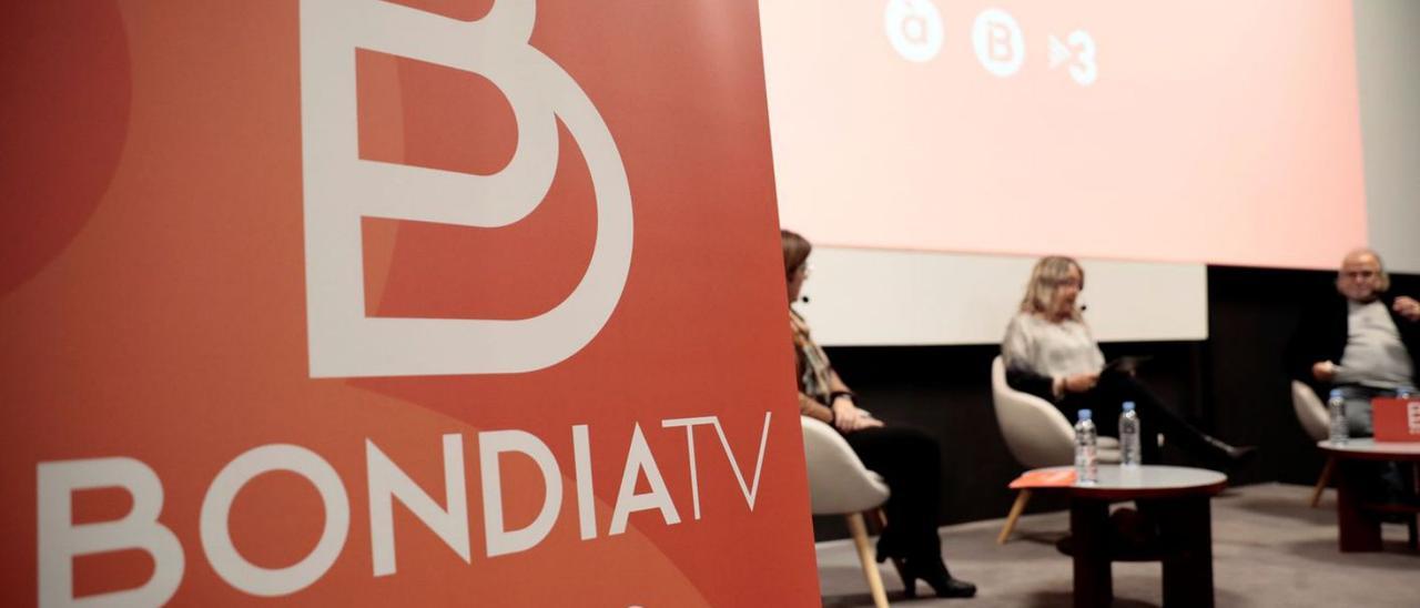 Los tres presidentes de las corporaciones de medios presentan la plataforma Bon Dia Tv, ayer.  | EFE/ANA ESCOBAR