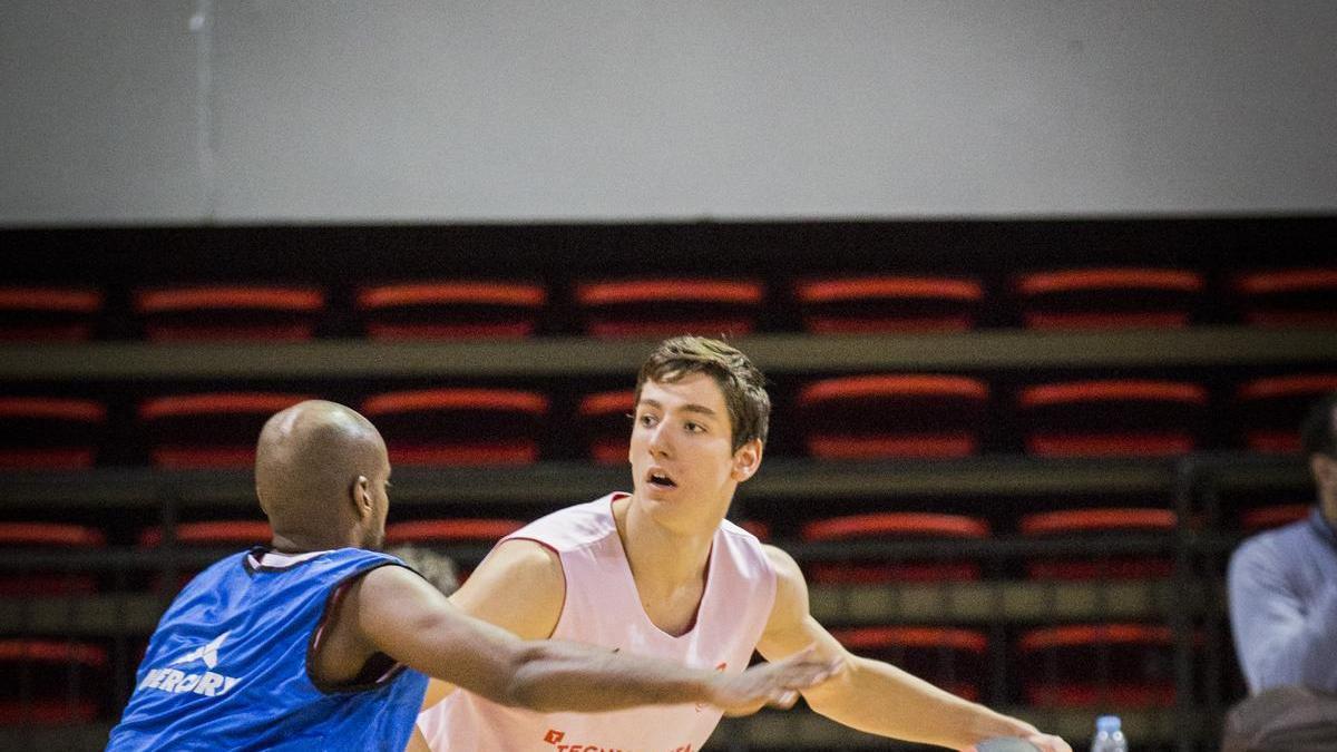 Raúl Lobaco, en un entrenamiento con el Basket Zaragoza.