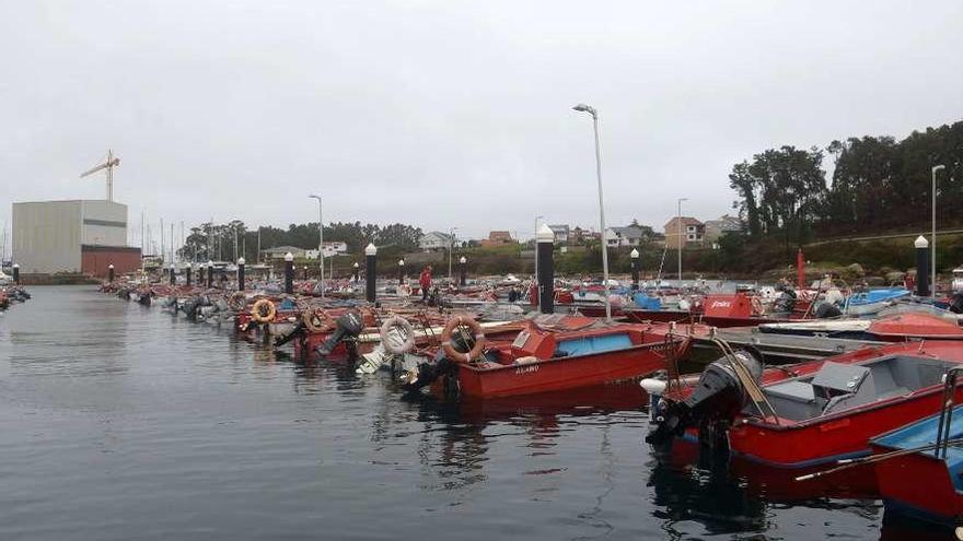 Una vista de A Illa de Arousa desde la dársena de embarcaciones menores de O Xufre. // Noé Parga