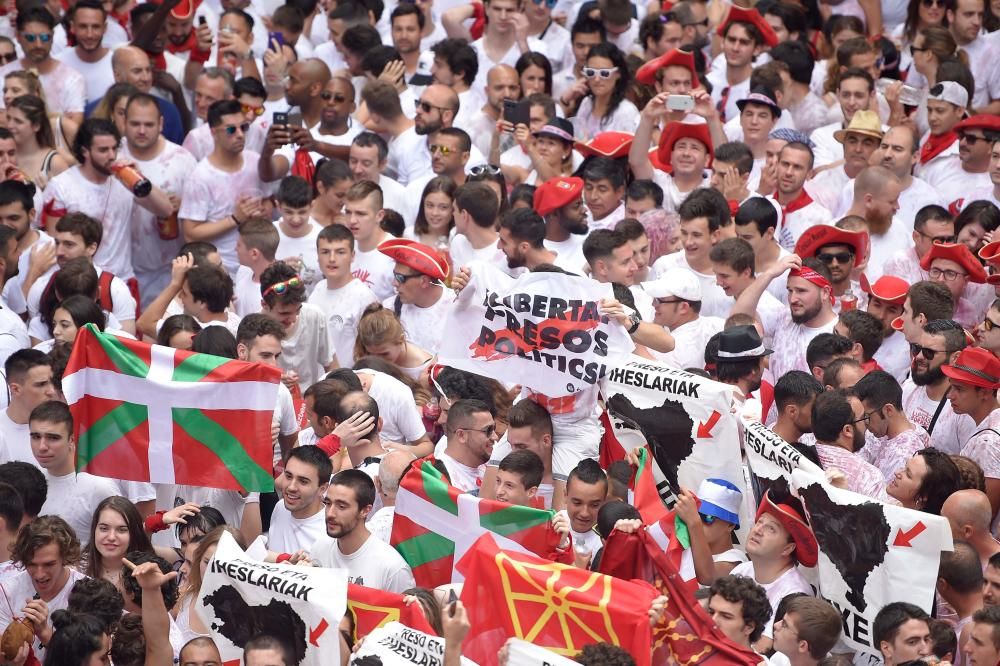 El chupinazo ha dado comienzo a los Sanfermines.