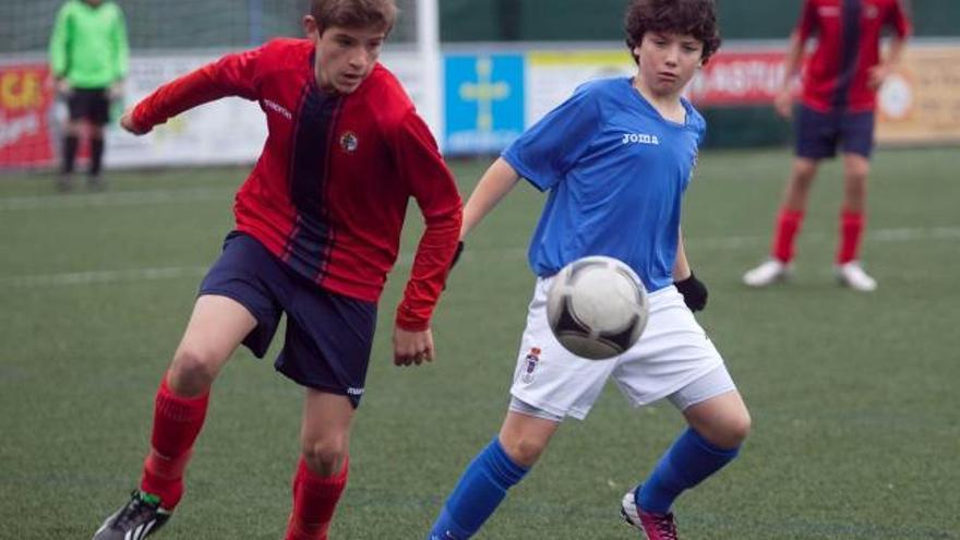 Una acción del partido de infantiles entre el Oviedo y el Bosco.