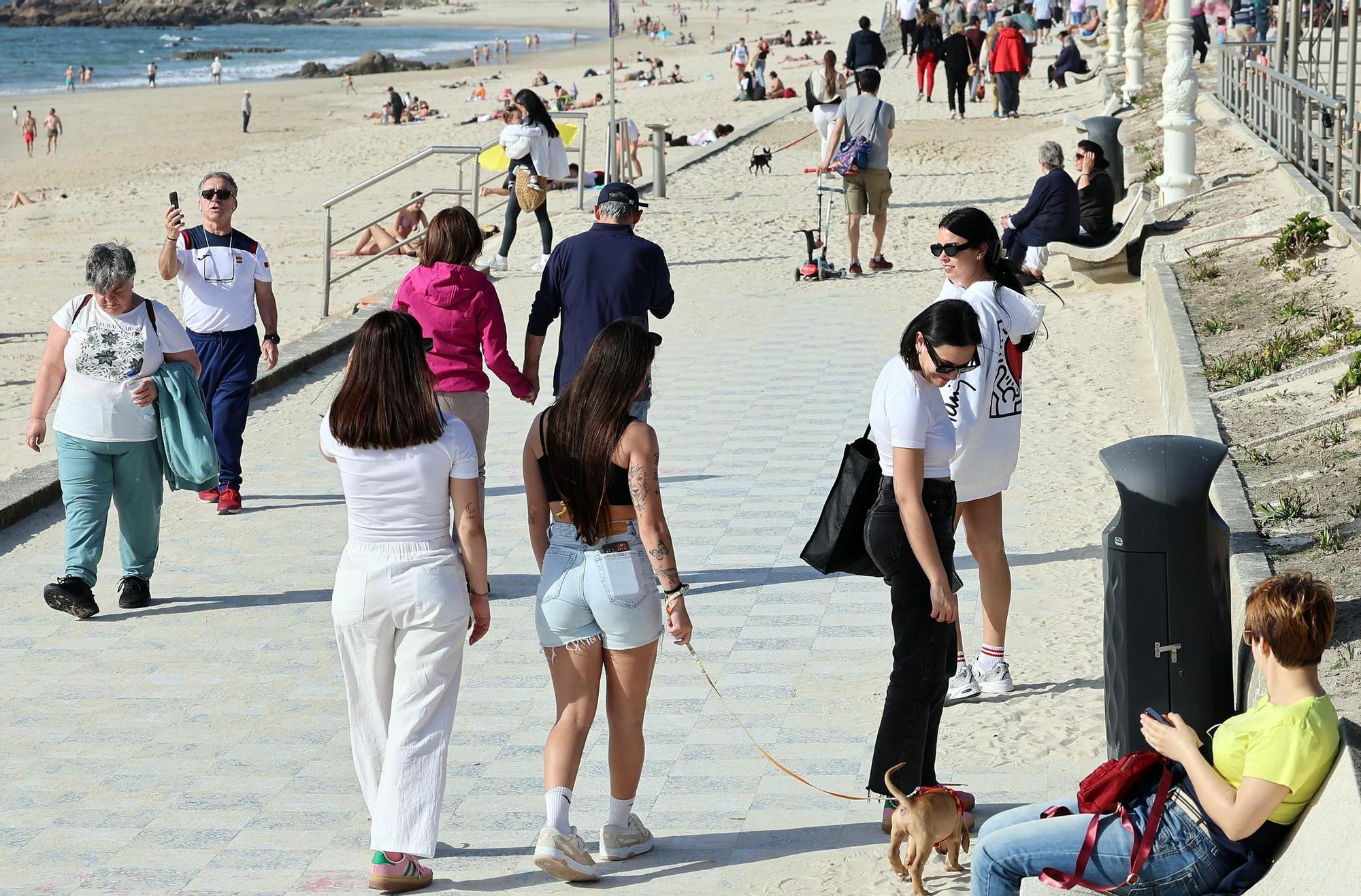 Vigo da la bienvenida a la primavera con un día de playa