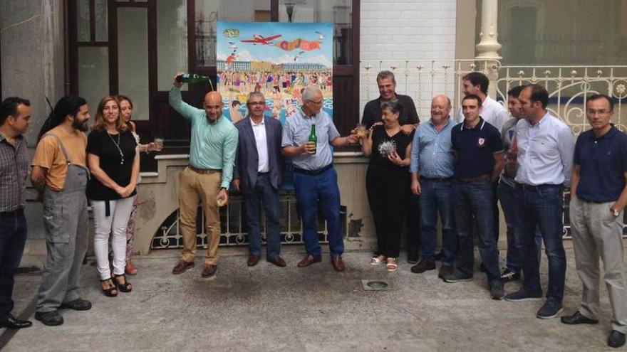 Participantes y organizadores, tras la presentación de ayer de la fiesta de la sidra.