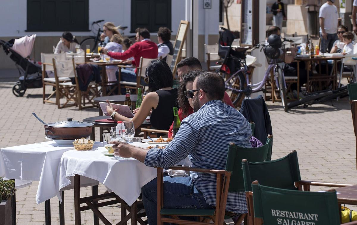 Turistas y visitantes procedentes del resto de las islas Baleares y de la Península disfrutan del sol en la bahía de Fornells, Menorca. EFE/David Arquimbau Sintes/Archivo