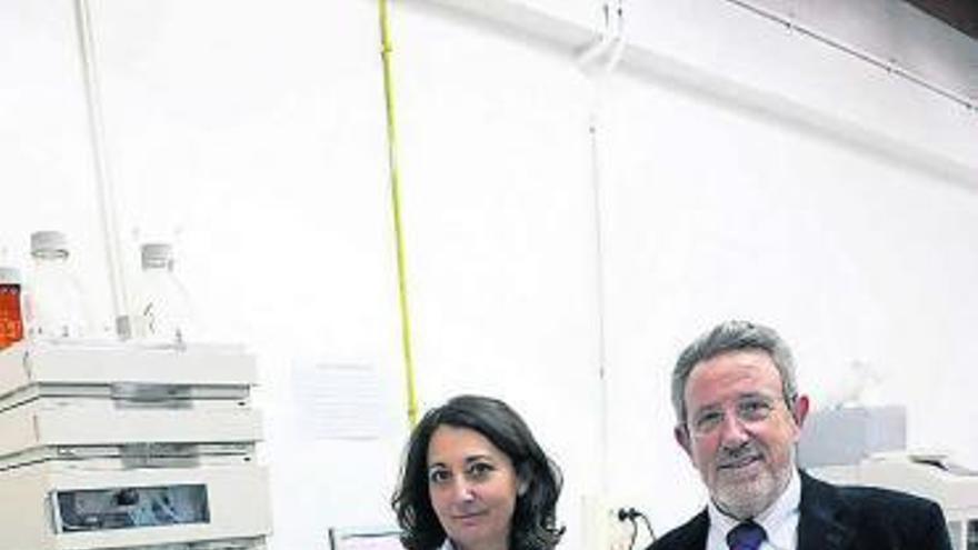 Marisa Fernández y Alfredo Sanz Medel, en la Facultad de Química.