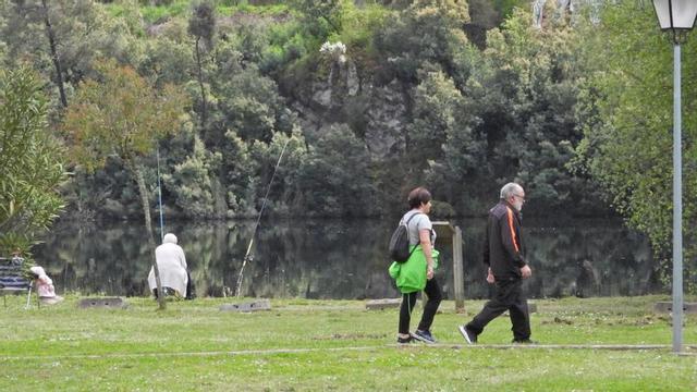 Pescadores y visitantes, ayer, en el entorno de las piscinas termales.   | // FERNANDO CASANOVA