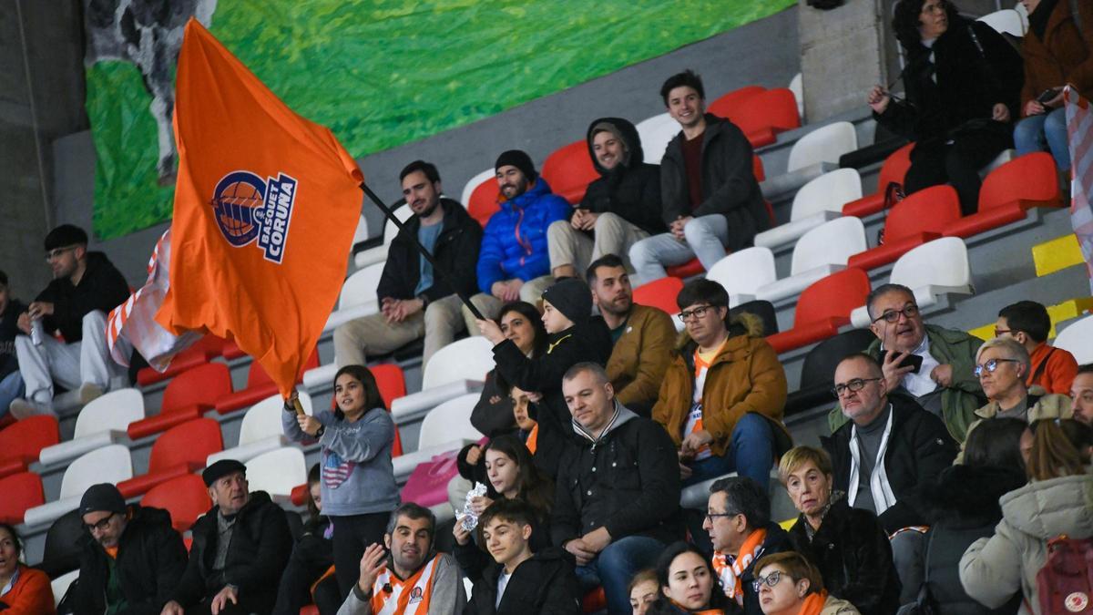 Aficionados en la grada del Palacio en el partido contra Melilla
