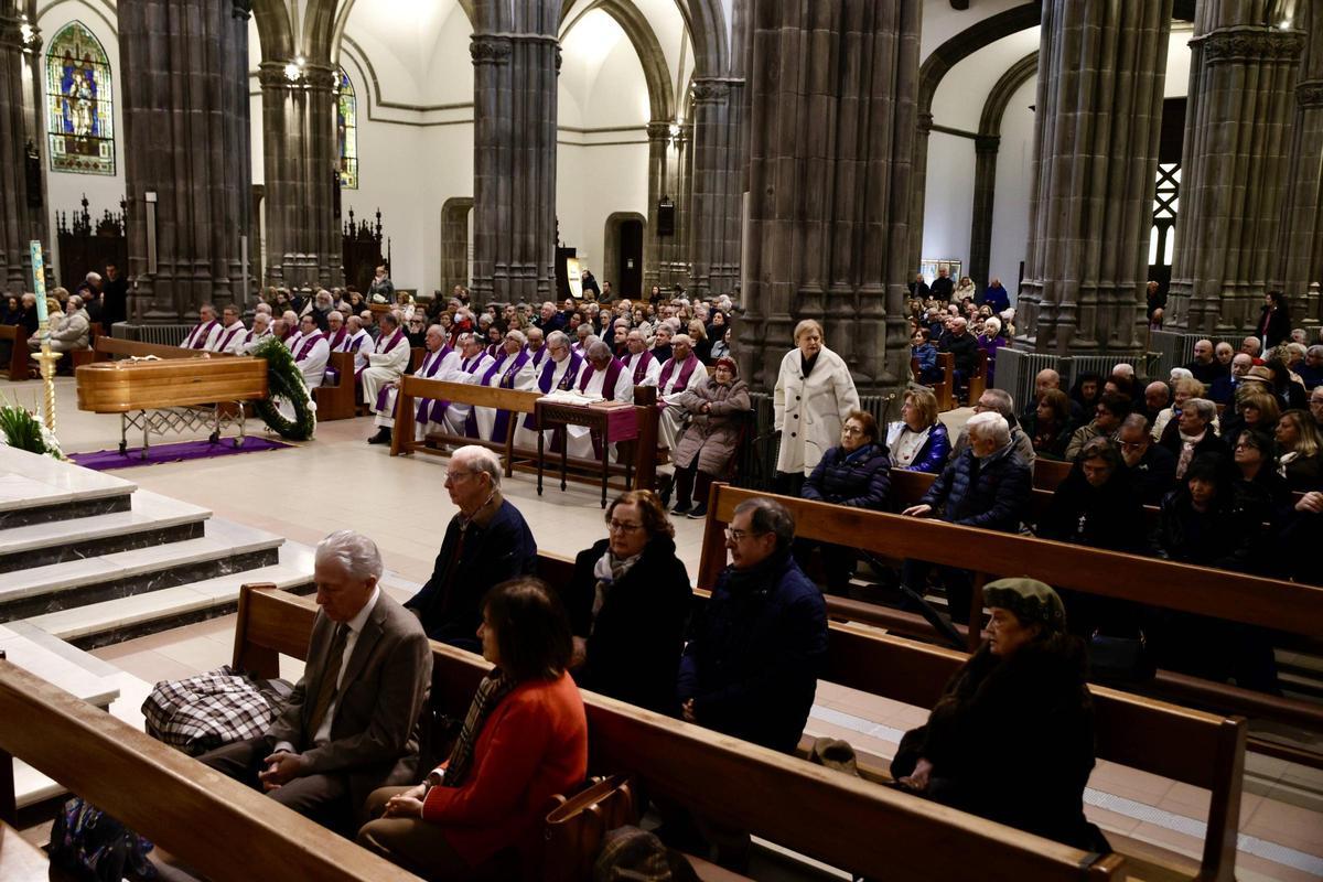 EN IMÁGENES: El funeral de "Donvi" en la iglesia de San Lorenzo de Gijón