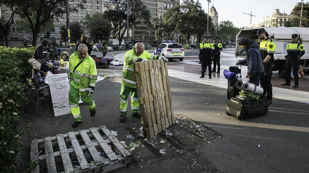 zentauroepp42981088 barcelona  18 04 2018  desalojados los campamentos de la pla180418131109