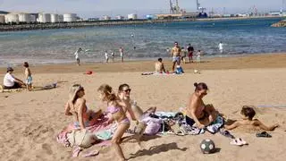 Los baños vuelven a la playa gijonesa del Arbeyal con mucha precaución tras las más de 300 carabelas portuguesas recogidas: "Hay que estar al tanto"