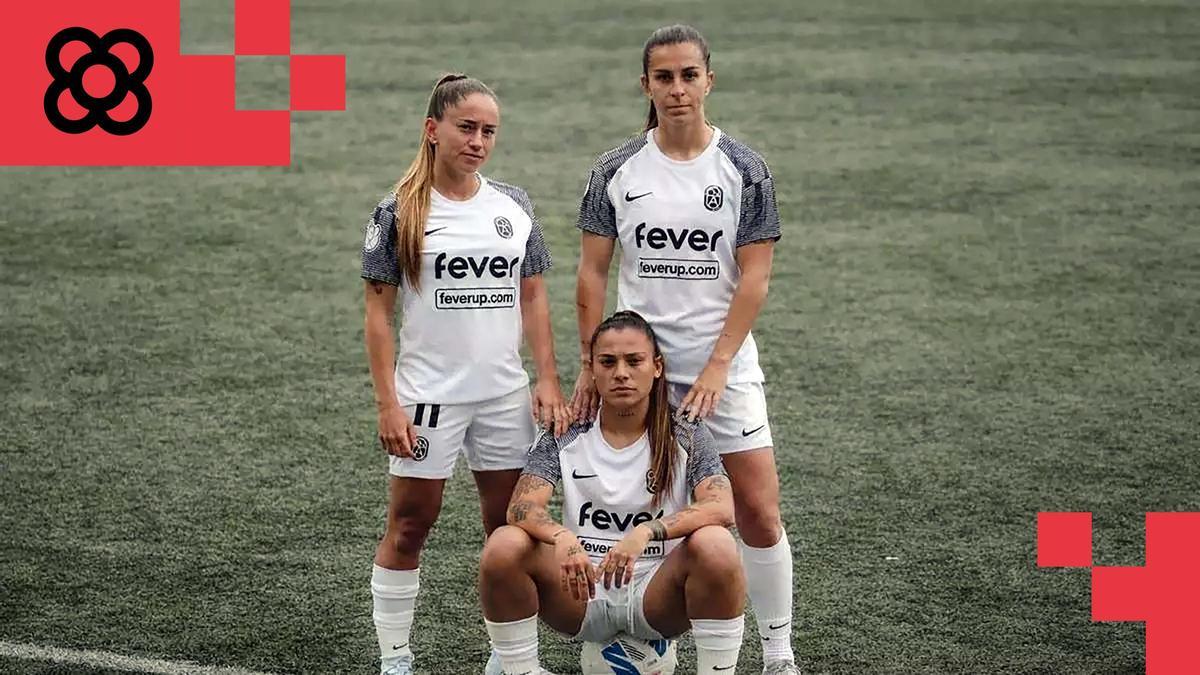 Las jugadoras del Badalona posan con la nueva camiseta y patrocinado