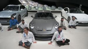 En octubre de 2022, miembros de Scientific Rebellion protestaron en la casa Porsche de Berlón por la contaminación de los coches de lujo.