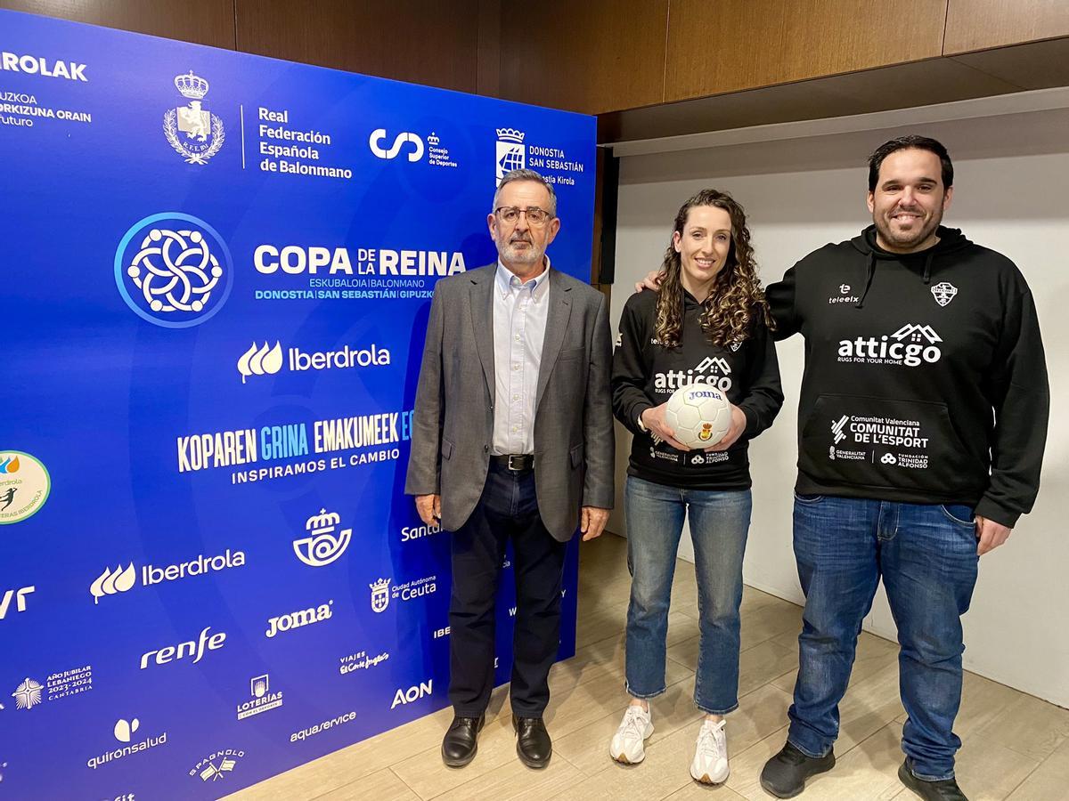 Juanjo Ávila, presidente del AtticGo Elche; María Flores, capitana; y Joaquín Rocamora, entrenador; en el sorteo celebrado este martes en San Sebastián.