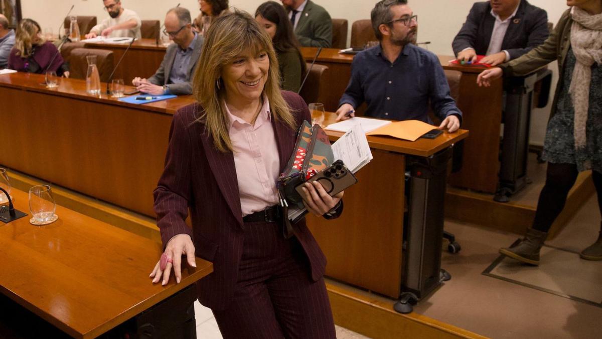 Esther Llamazares, en primer término, ayer, al comienzo del  Pleno municipal  de Avilés  | MIKI LÓPEZ
