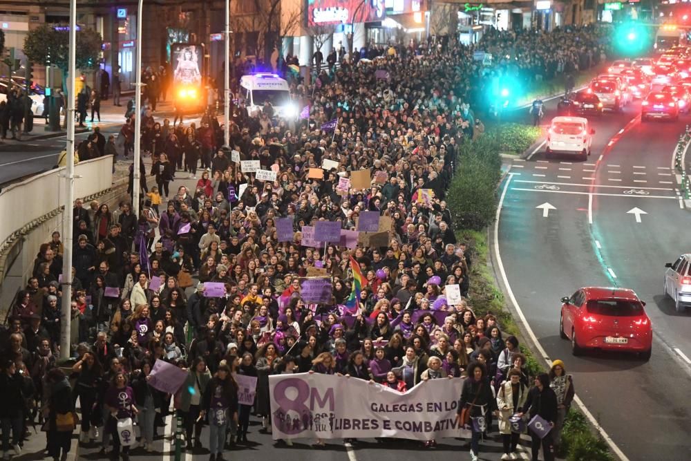 Multitudinaria participación en la marcha que ha recorrido las calles de la ciudad para denunciar las desigualdades y violencias que, en pleno siglo XXI, aún padecen las mujeres.