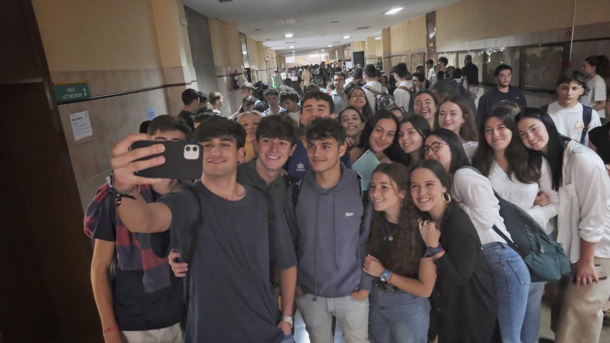 Alumnos de los Maristas: «Ningún momento es malo para hacerse un selfie»