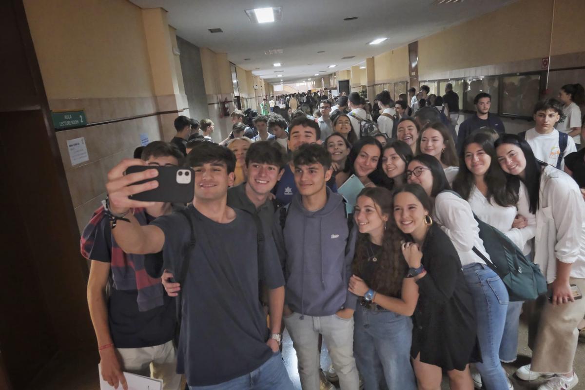 Alumnos de los Maristas: «Ningún momento es malo para hacerse un selfie»