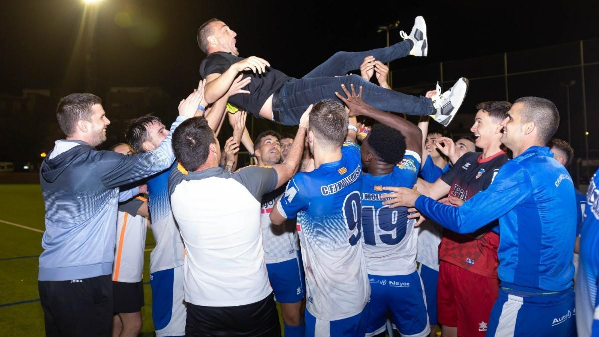 Jordi Cortés, manteado por el equipo el pasado octubre en la Copa del Rey