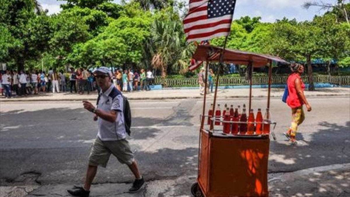 Un carrito de un vendedor ambulante luce una bandera de EEUU, ayer, en La Habana, coincidiendo con el anuncio de la próxima reapertura de las embajadas.