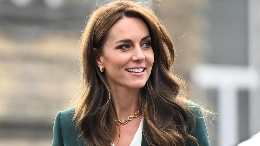 Kate Middleton con pendientes de aro con perlas