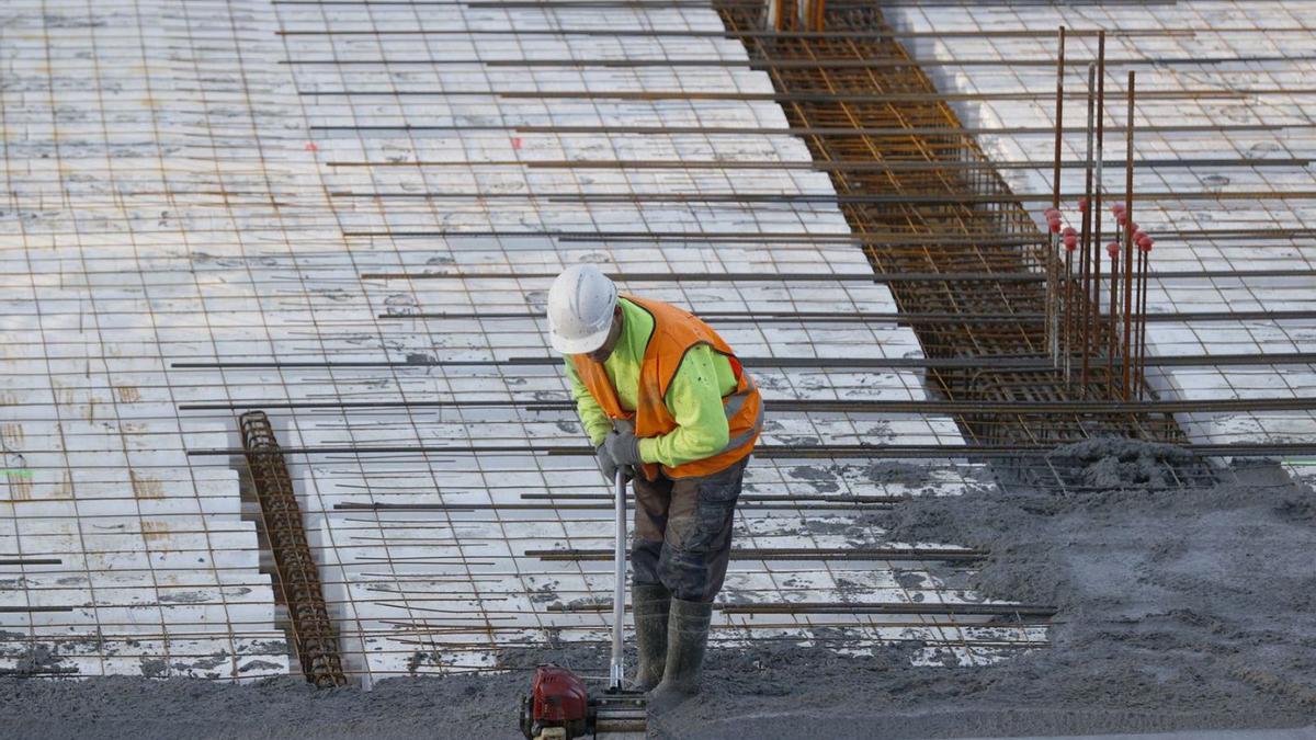 Un operario, en un edificio en construcción.