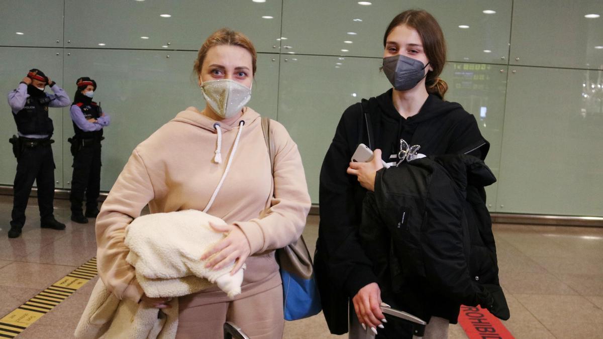 La Lina i la Liza, ucraïneses acabades d&#039;arribar a l&#039;aeroport del Prat en un vol de rescat provinent de Polònia