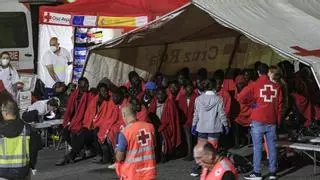 Repunte de llegada de migrantes mientras el Gobierno ata el reparto de menores