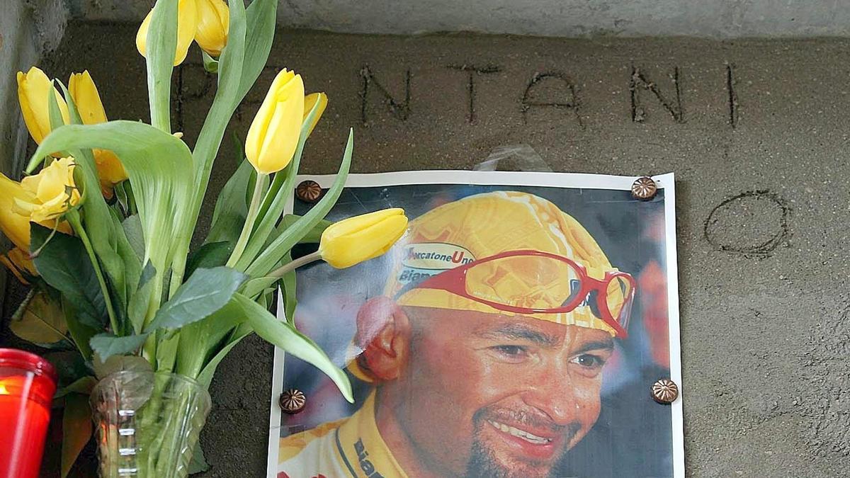 Flores junto a una imagen de Marco Pantani en una imagen de archivo.