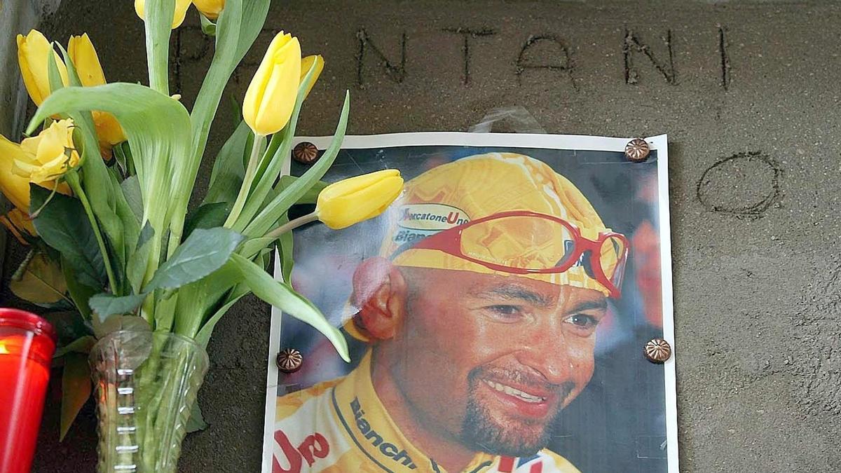 Flores junto a una imagen de Marco Pantani en una imagen de archivo.